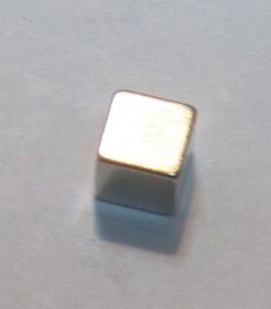 Неодимовый магнит куб 2x2x2 мм N38