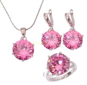 Комплект украшений с розовыми сапфирами - серьги, кольцо, подвеска с цепочкой (арт. 801112106)