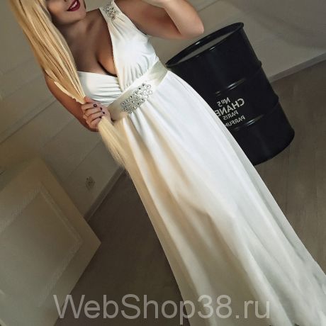 Белое вечернее платье в пол из шифона со стразами