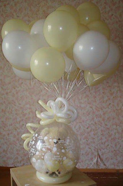 Нежный шар с игрушкой и фонтаном из 20 шаров