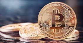 Монета Bitcoin, Биткоин криптовалюта - золотая в капсуле