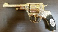 Револьвер в золоте