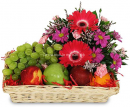 Корзинка свежих фруктов с цветами №5