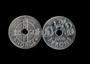 Норвегия 1 крона. Монета с отверстием. Можно носить на шее на удачу!