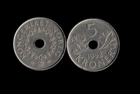 Норвегия 5 крон. Монета с отверстием. Можно носить на шее на удачу!