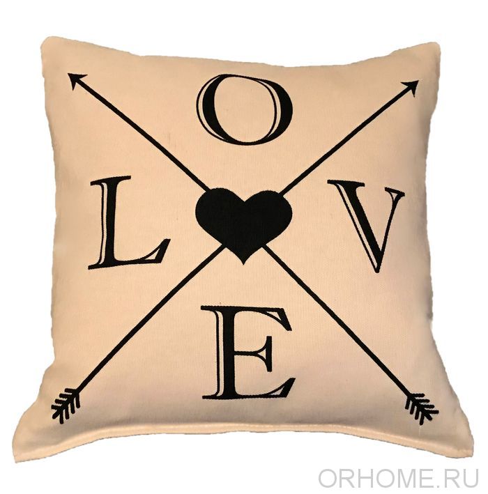 Декоративная подушка с надписью "Love"