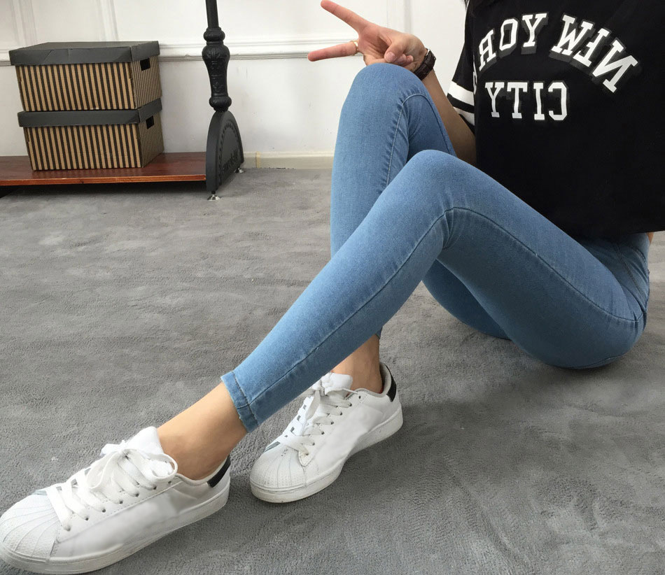 Фото девушек в джинсах и кроссовках