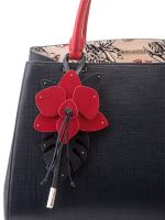Кожаная сумка с красивым цветочным брелоком