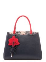 Кожаная сумка с красивым цветочным брелоком