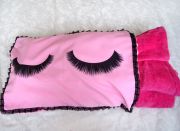 Плед с рукавами складывается в красивую розовую наволочку с ресничками.