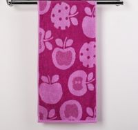 Полотенце махровое розового цвета с рисунком