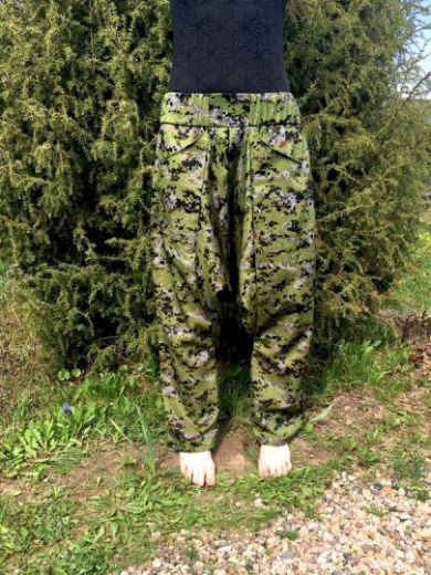 Фото женских камуфляжных штанов в милитари стиле