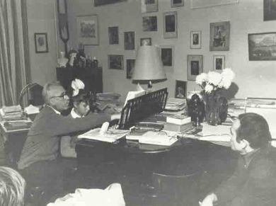 Учащаяся 7 класса общеобразовательной школы г. Днепропетровска со своим учителем музыки на консультации у Д.Кабалевского. 1969 г.