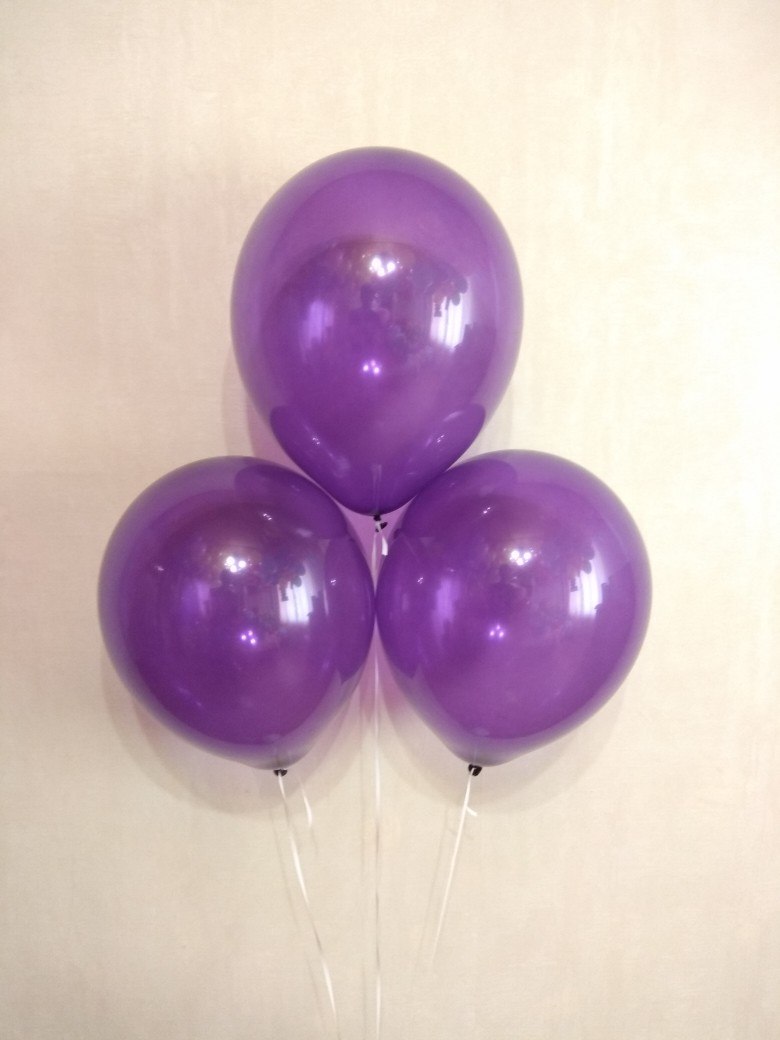 Фиолетовый прозрачный шар с гелием