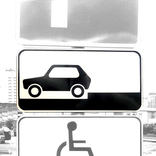 Дорожный знак 8.6.4 "Способ постановки транспортного средства на стоянку"