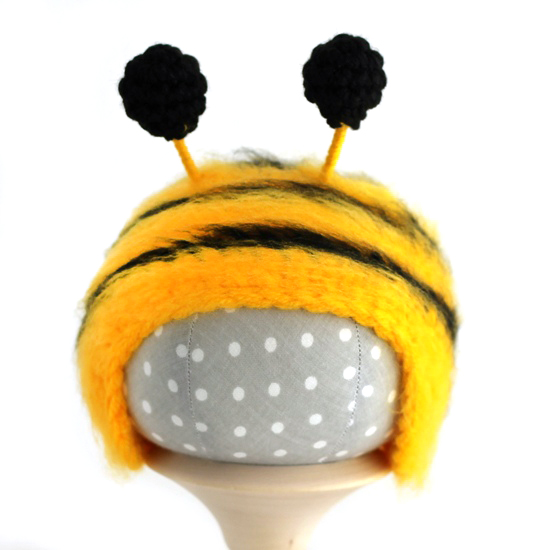 Вязаная шапочка для куклы Пчёлка