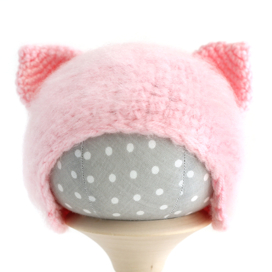 Вязаная шапочка для куклы Кошечка розовая