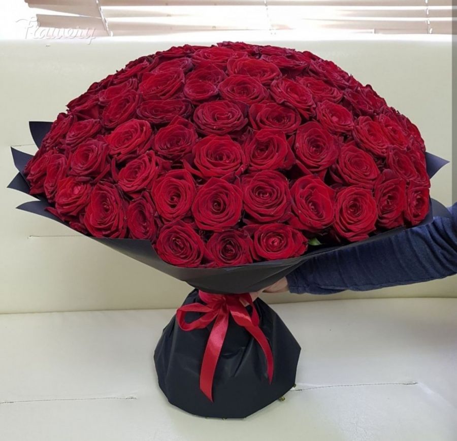 101 роза в стильном черном оформлении 50-60см