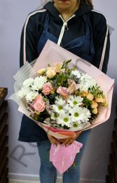Букет из хризантем и кустовой розы