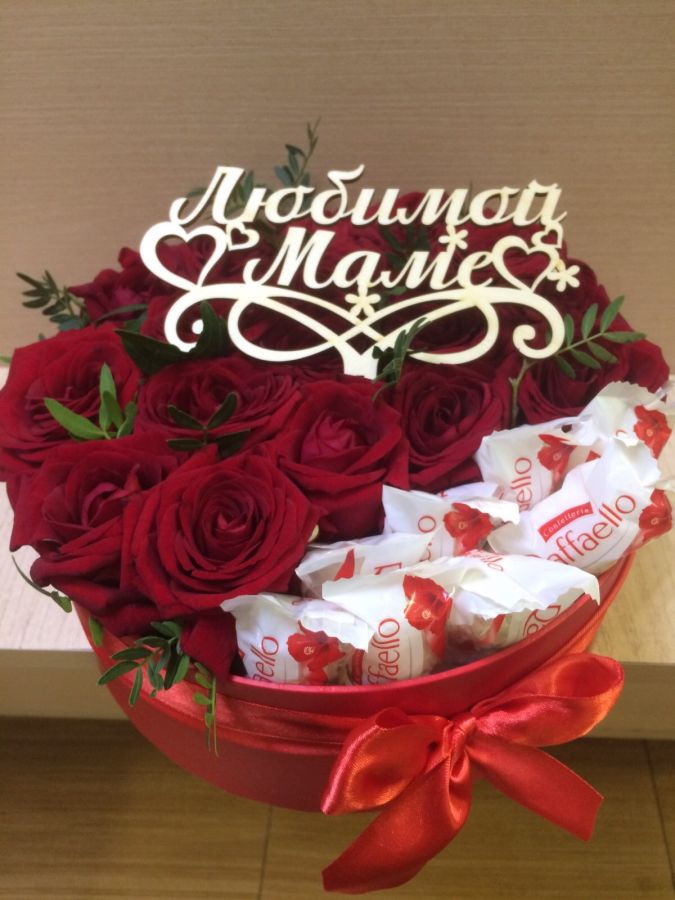 Коробка из роз и рафаэлло "Любимой маме"