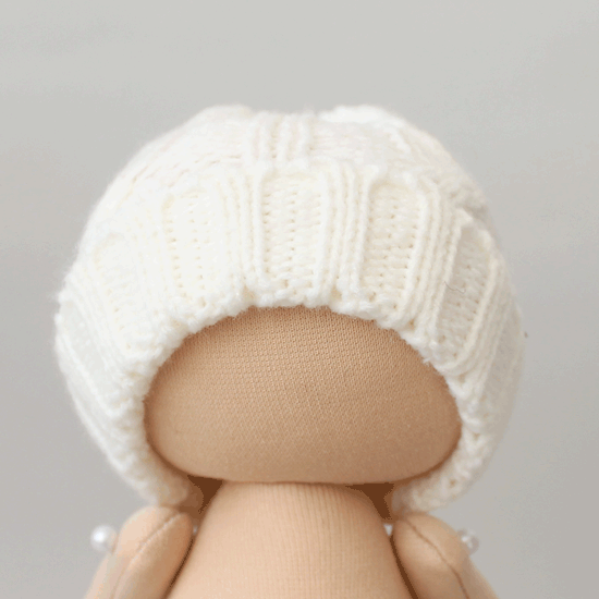 Вязаная шапочка для куклы Белая