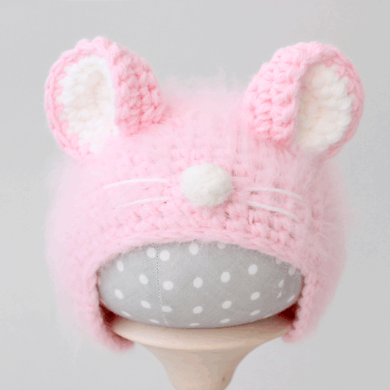 Вязаная шапочка для куклы Мышка розовая