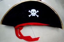 Шляпа карнавальная "Пират" с красной лентой