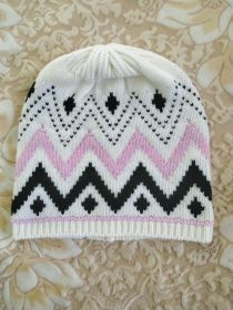 Кашемировая мягкая вязаная шапка со знаменитым шотландским орнаментом Фейр Айл ZIG ZAG FAIRISLE HAT  White/Lolita/Black