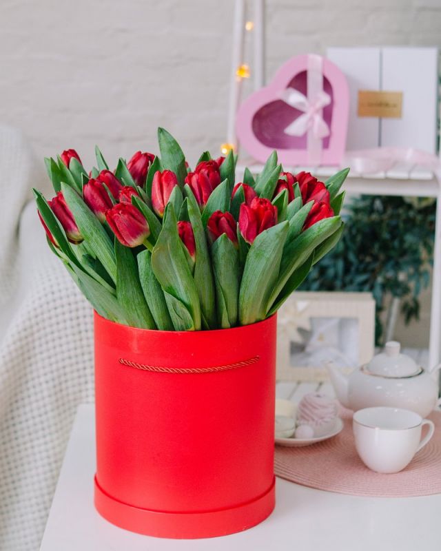 Коробка с цветами из 45 тюльпанов