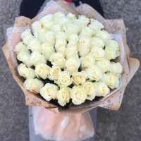 51 белая роза в красивой упаковке