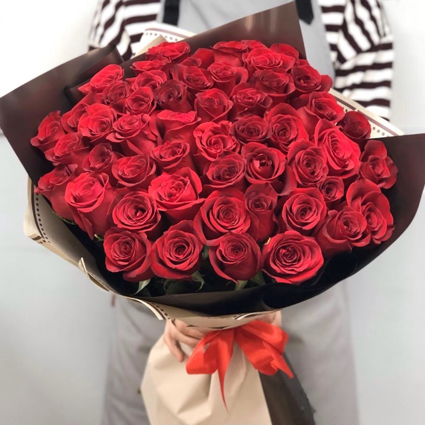 51 красная роза Эквадор в красивой упаковке
