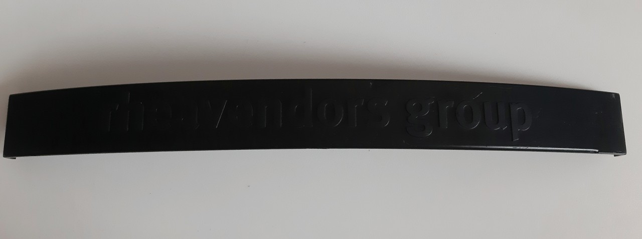 Накладка на переднюю панель с логотипом Rheavendors , б/у