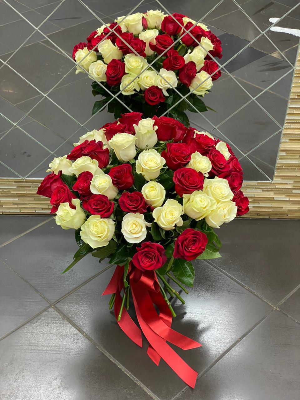 Букет из 51 розы красной и белой эквадорской
