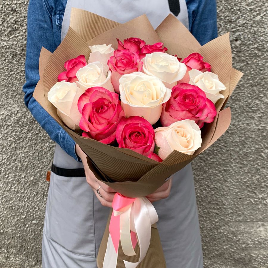 15 бело-розовых роз 60 см в крафт бумаге