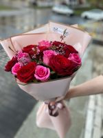Букет из красных и розовых роз