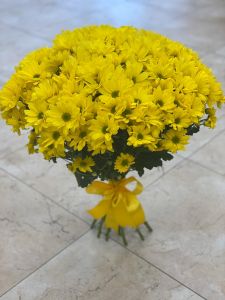 Букет из 15 хризантем кустовых жёлтых