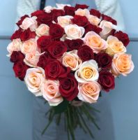 51 роза Эквадорская красно-персиковый микс