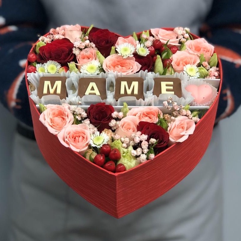 Сердце с шоколадными буквами "Маме" Red