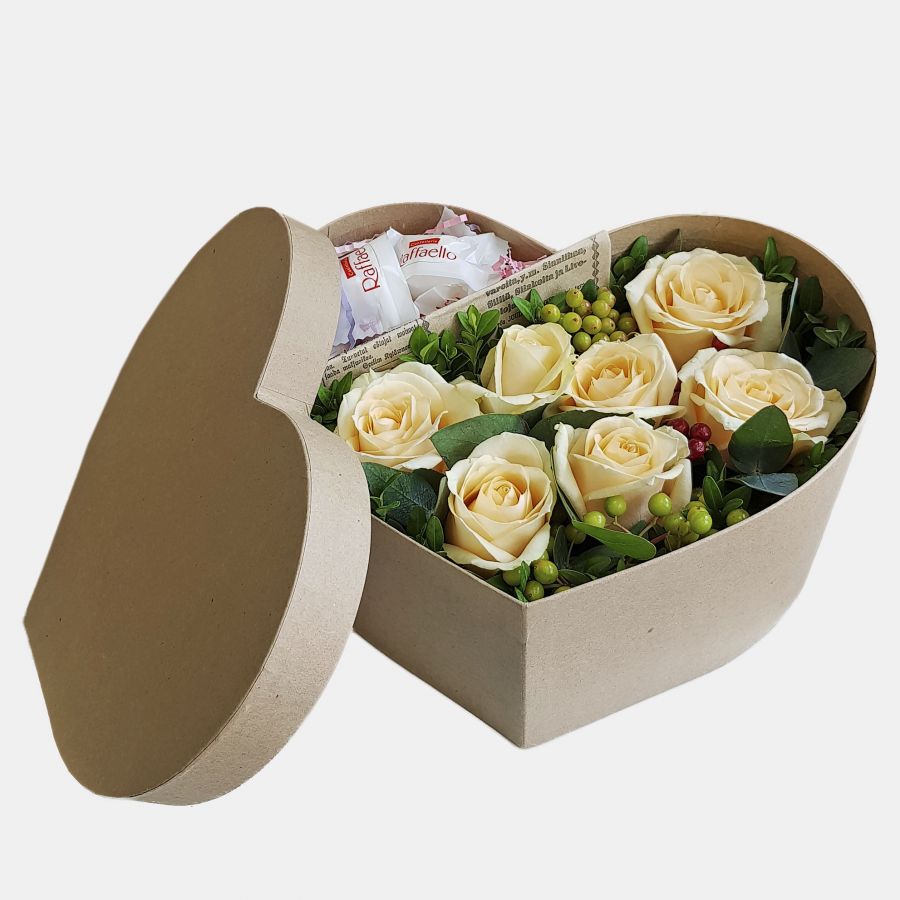 Коробка сердце с персиковыми розами