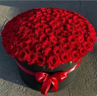 Красные розы в черной коробке