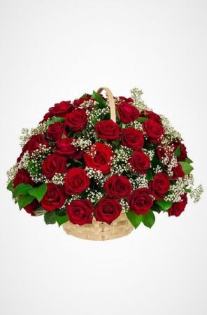 Фото Ритуальная корзина из живых цветов 50 красных роз с гипсофилами и зеленью