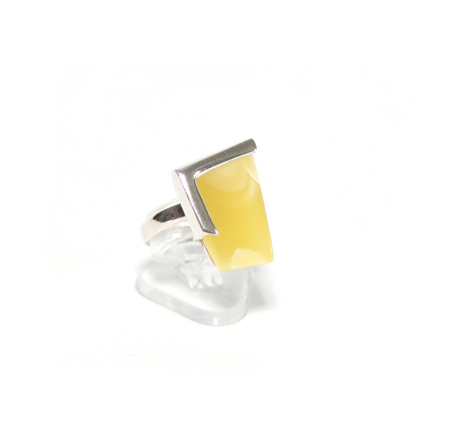 Серебряное кольцо с желтым янтарем "Поррима"