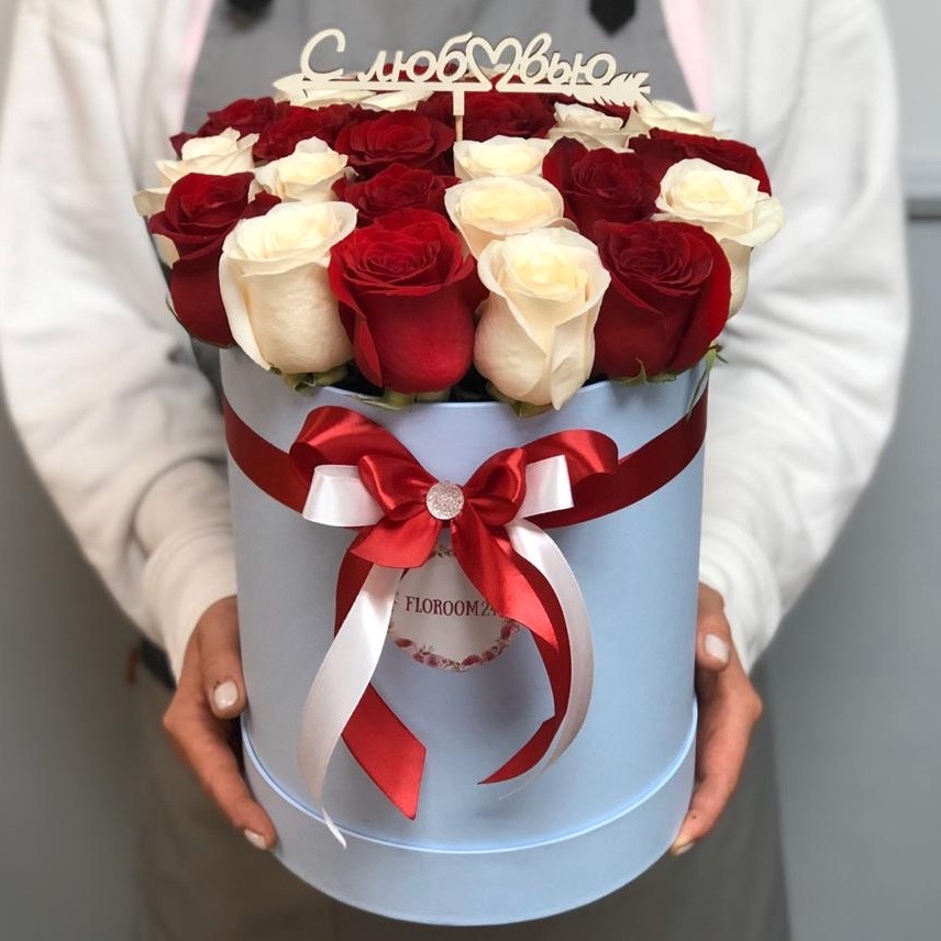 25 бело-красных роз в шляпной коробке с топпером
