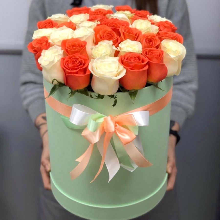 35 бело-оранжевых роз в шляпной коробке