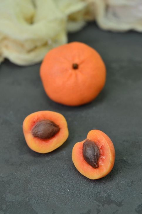 Половинка абрикоса