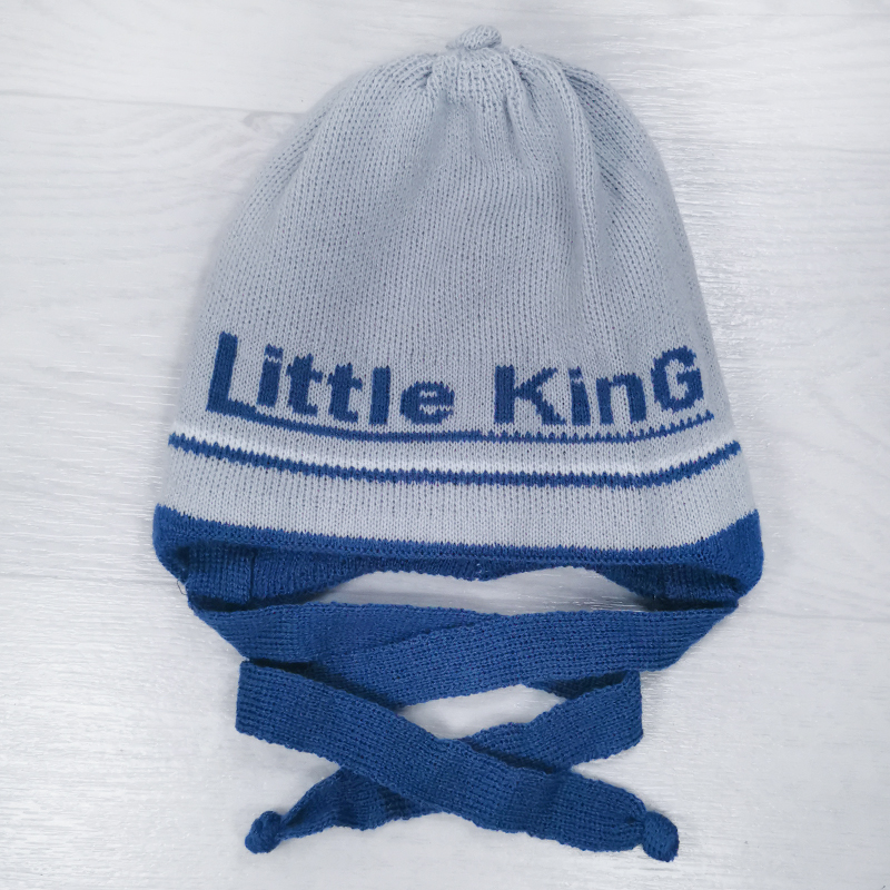 зн1023-49 Шапка вязаная на завязках с отворотом Little King светло-серая