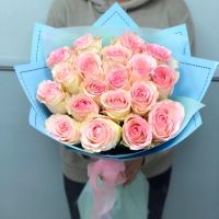25 пионовидных розовых роз в красивой упаковке