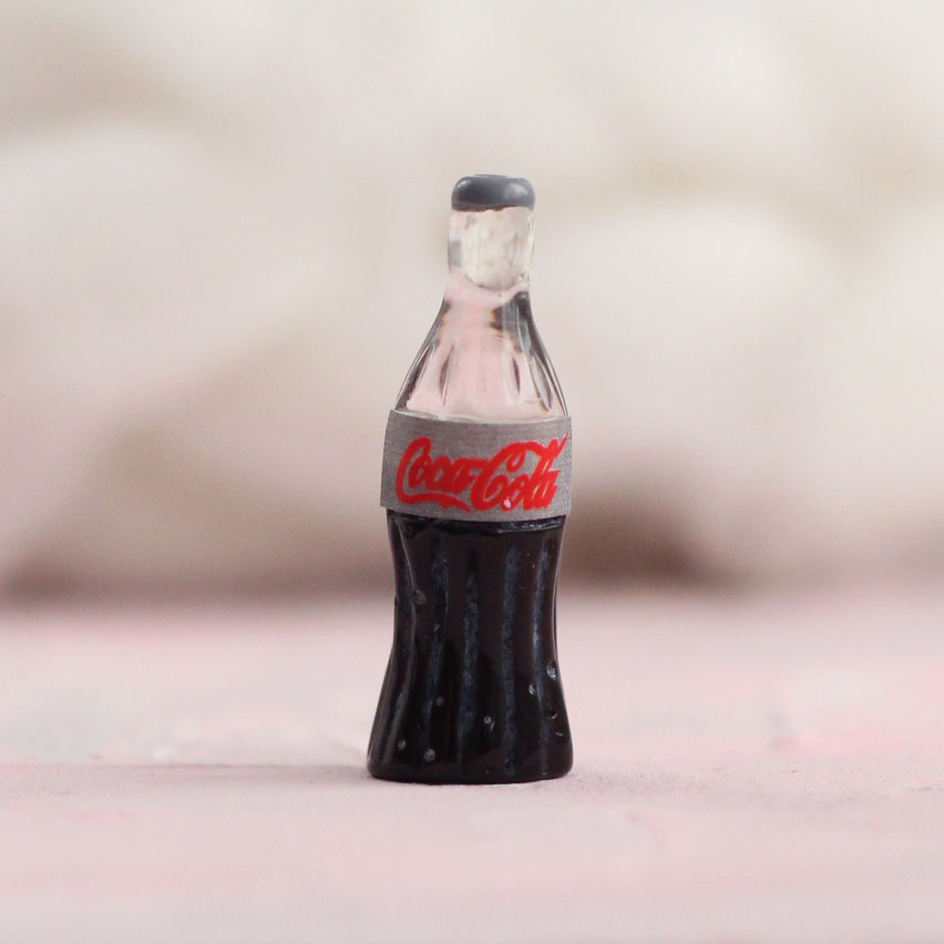 Кукольный аксессуар - Бутылочка Coca-Cola серая 3 см