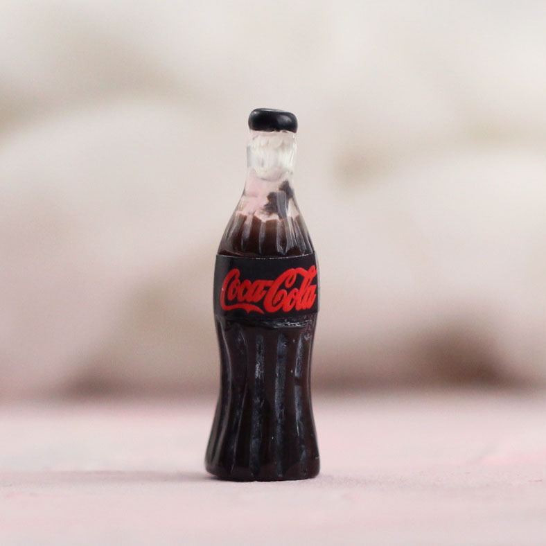 Кукольный аксессуар - Бутылочка Coca-Cola черная 3 см