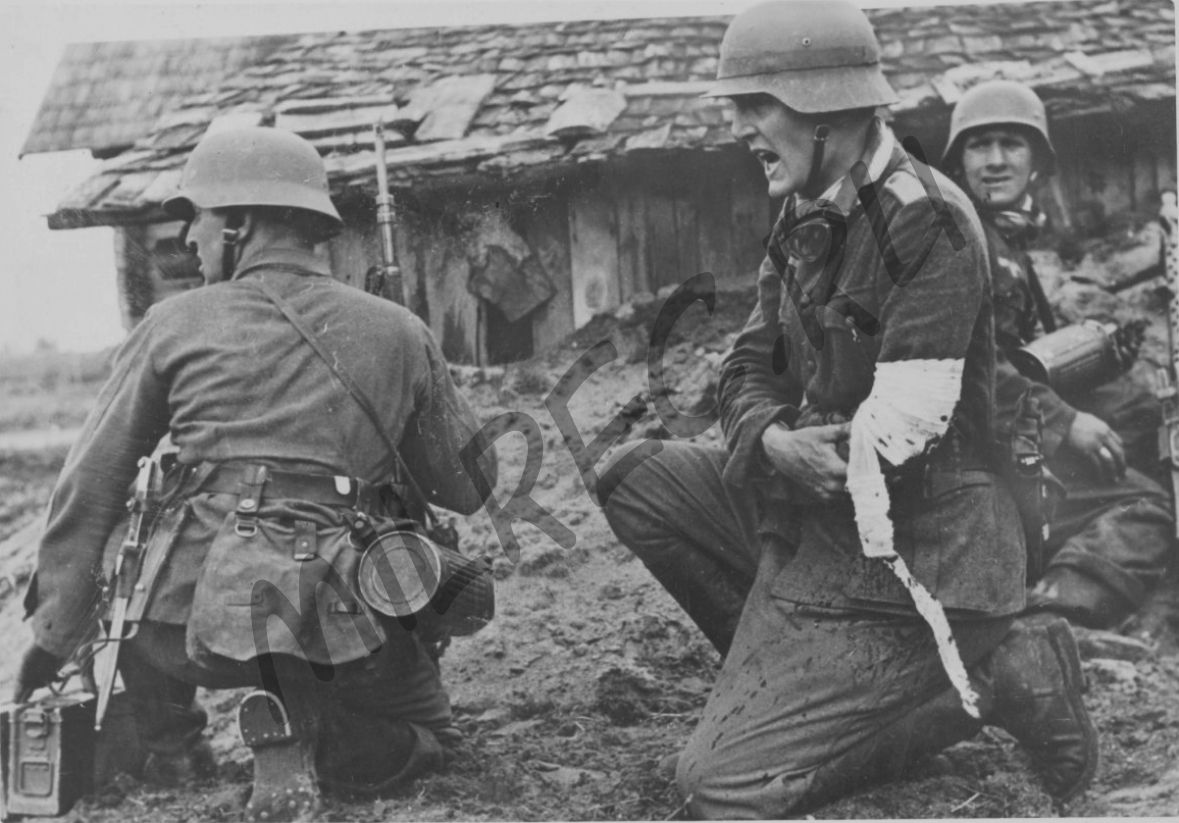 Немцы запорожье. Германский солдат 1941. Солдаты вермахта 1943.